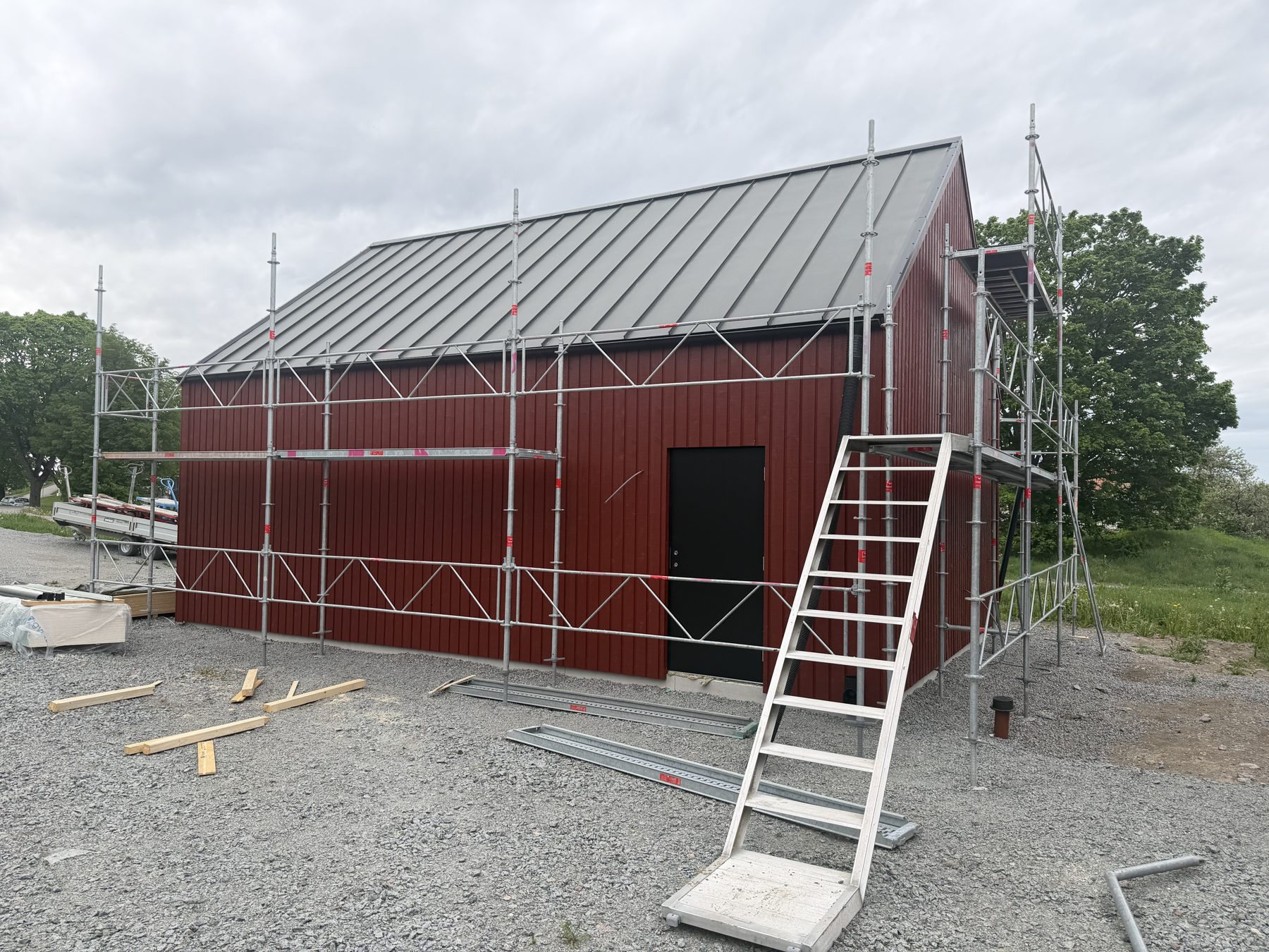 Hus under uppförande med ställning